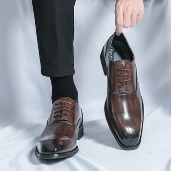 Классическая мужская кожаная обувь в деловом стиле, оксфорды с перфорацией типа 
